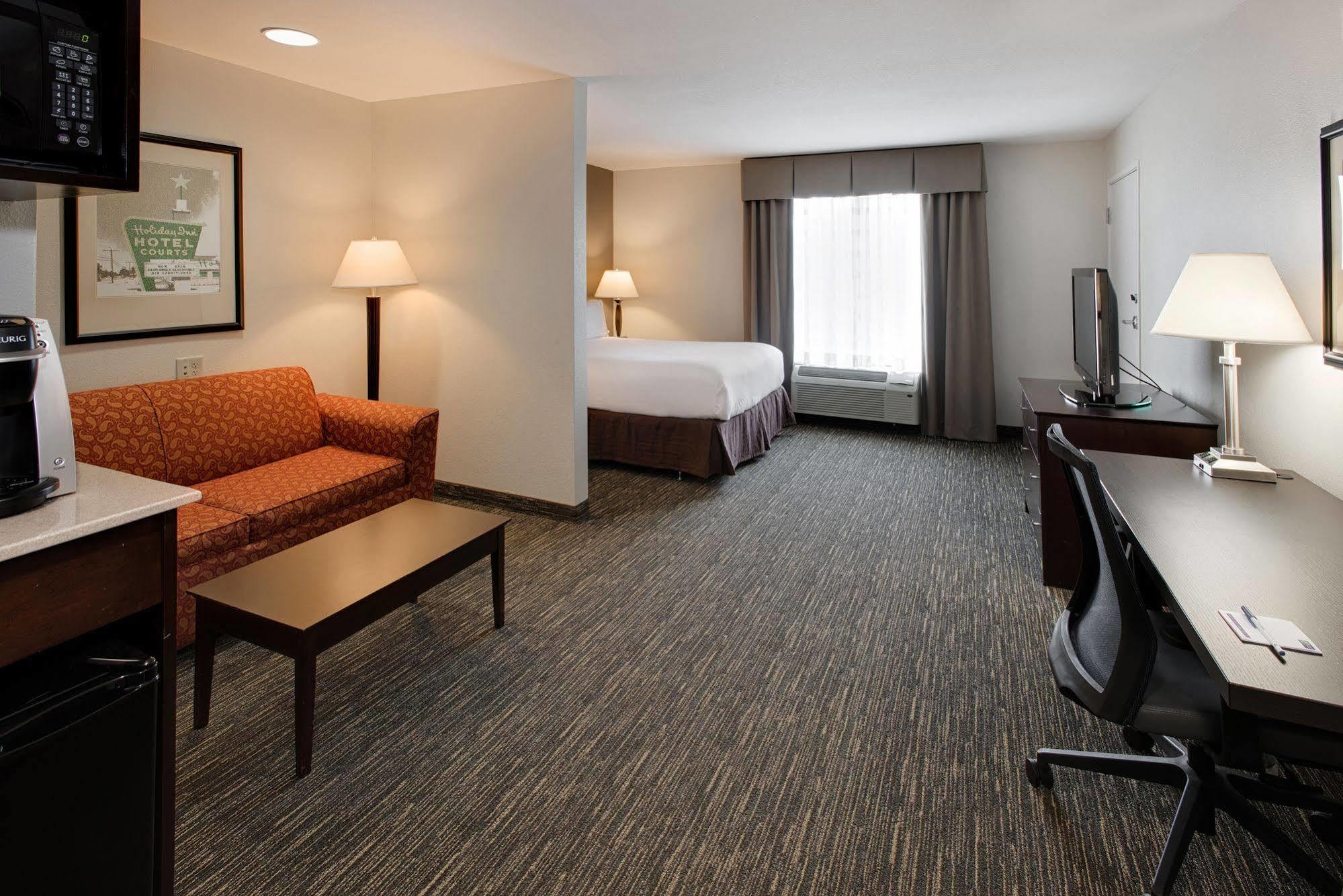 Holiday Inn Express & Suites East Wichita I-35 Andover By Ihg Bagian luar foto